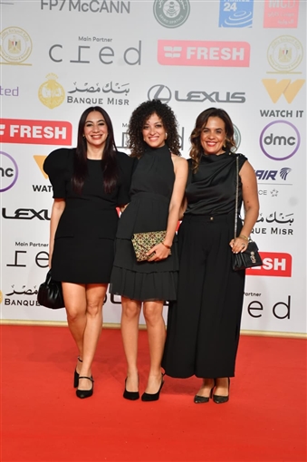 حسين فهمي وصبري فواز ونيكولا معوض على السجادة الحمراء لفيلم ضايل عنا عرض بمهرجان القاهرة السينمائي