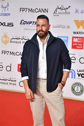 حسين فهمي وصبري فواز ونيكولا معوض على السجادة الحمراء لفيلم ضايل عنا عرض بمهرجان القاهرة السينمائي