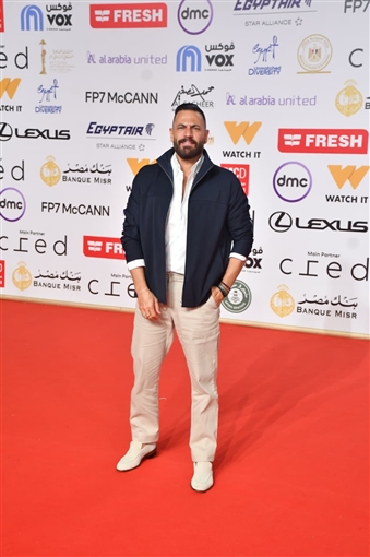 حسين فهمي وصبري فواز ونيكولا معوض على السجادة الحمراء لفيلم ضايل عنا عرض بمهرجان القاهرة السينمائي