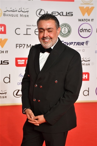 حسين فهمي وصبري فواز ونيكولا معوض على السجادة الحمراء لفيلم ضايل عنا عرض بمهرجان القاهرة السينمائي