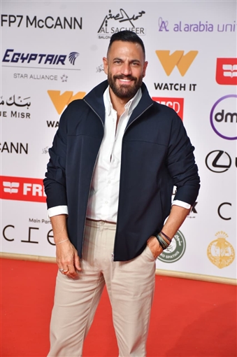 حسين فهمي وصبري فواز ونيكولا معوض على السجادة الحمراء لفيلم ضايل عنا عرض بمهرجان القاهرة السينمائي