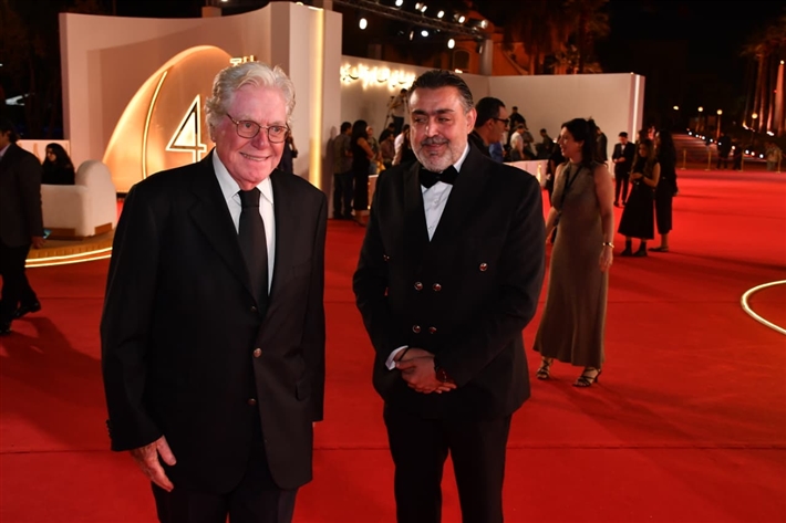 حسين فهمي وصبري فواز ونيكولا معوض على السجادة الحمراء لفيلم ضايل عنا عرض بمهرجان القاهرة السينمائي