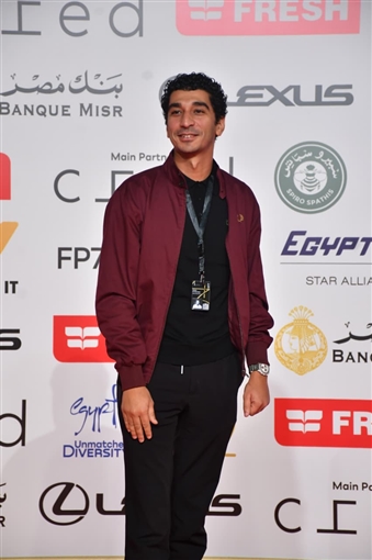 حسين فهمي وصبري فواز ونيكولا معوض على السجادة الحمراء لفيلم ضايل عنا عرض بمهرجان القاهرة السينمائي