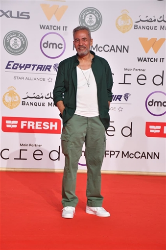 حسين فهمي وصبري فواز ونيكولا معوض على السجادة الحمراء لفيلم ضايل عنا عرض بمهرجان القاهرة السينمائي