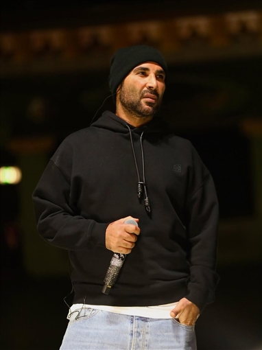 أحمد سعد يضع اللمسات الأخيرة قبل حفله في لندن بإطلالة كاجوال