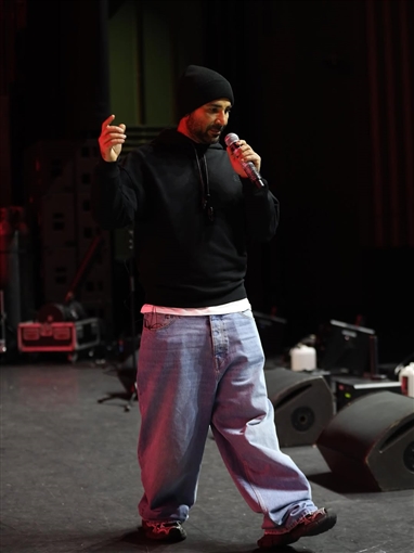 أحمد سعد يضع اللمسات الأخيرة قبل حفله في لندن بإطلالة كاجوال