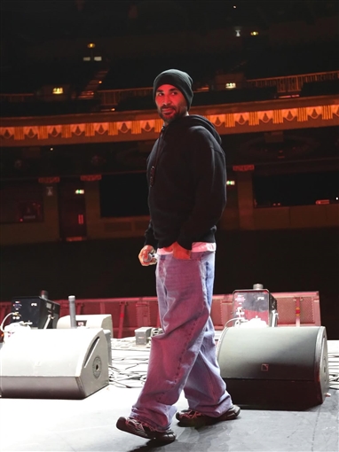 أحمد سعد يضع اللمسات الأخيرة قبل حفله في لندن بإطلالة كاجوال