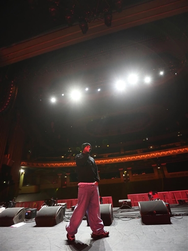 أحمد سعد يضع اللمسات الأخيرة قبل حفله في لندن بإطلالة كاجوال