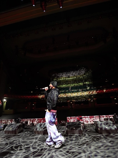 أحمد سعد يضع اللمسات الأخيرة قبل حفله في لندن بإطلالة كاجوال