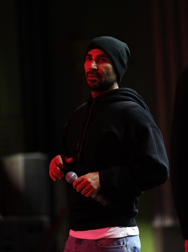 أحمد سعد يضع اللمسات الأخيرة قبل حفله في لندن بإطلالة كاجوال