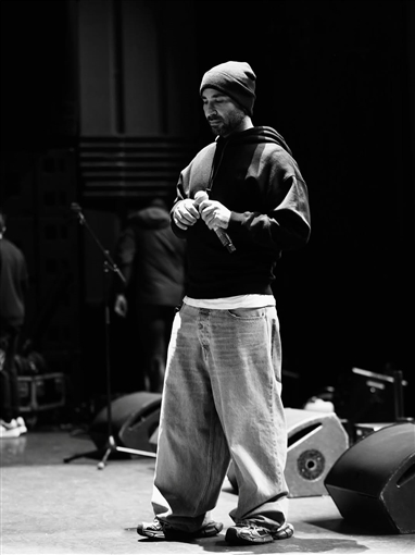 أحمد سعد يضع اللمسات الأخيرة قبل حفله في لندن بإطلالة كاجوال