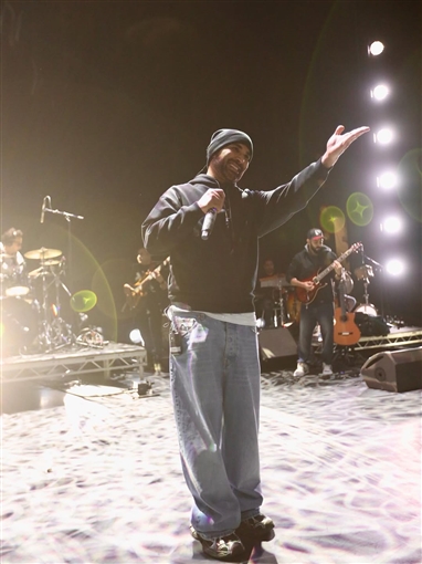 أحمد سعد يضع اللمسات الأخيرة قبل حفله في لندن بإطلالة كاجوال