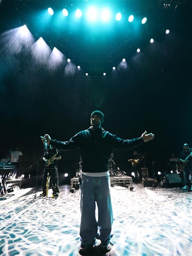 أحمد سعد يضع اللمسات الأخيرة قبل حفله في لندن بإطلالة كاجوال