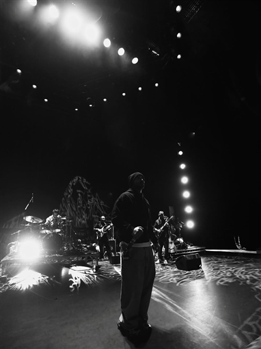 أحمد سعد يضع اللمسات الأخيرة قبل حفله في لندن بإطلالة كاجوال