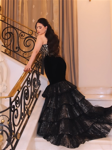 عبير صبري تلفت الأنظار بفستان أسود بتصميم حورية البحر في افتتاح مهرجان القاهرة السينمائي