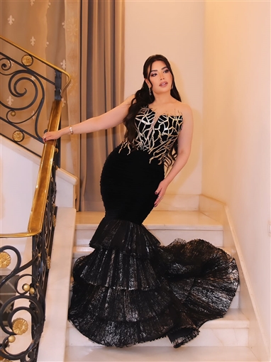 عبير صبري تلفت الأنظار بفستان أسود بتصميم حورية البحر في افتتاح مهرجان القاهرة السينمائي