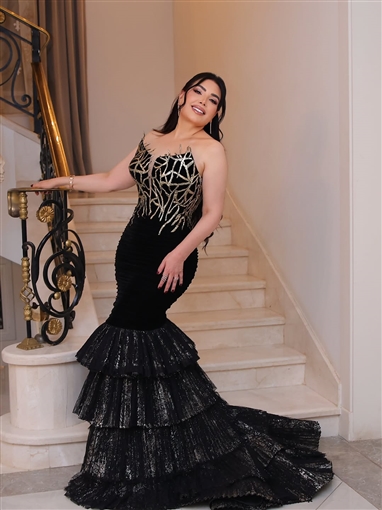 عبير صبري تلفت الأنظار بفستان أسود بتصميم حورية البحر في افتتاح مهرجان القاهرة السينمائي