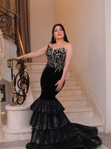 عبير صبري تلفت الأنظار بفستان أسود بتصميم حورية البحر في افتتاح مهرجان القاهرة السينمائي