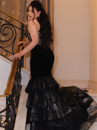 عبير صبري تلفت الأنظار بفستان أسود بتصميم حورية البحر في افتتاح مهرجان القاهرة السينمائي