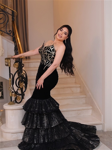 عبير صبري تلفت الأنظار بفستان أسود بتصميم حورية البحر في افتتاح مهرجان القاهرة السينمائي