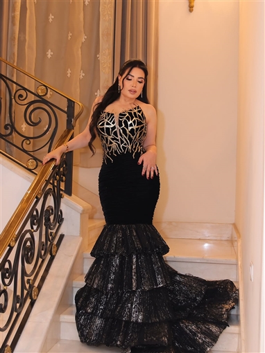 عبير صبري تلفت الأنظار بفستان أسود بتصميم حورية البحر في افتتاح مهرجان القاهرة السينمائي