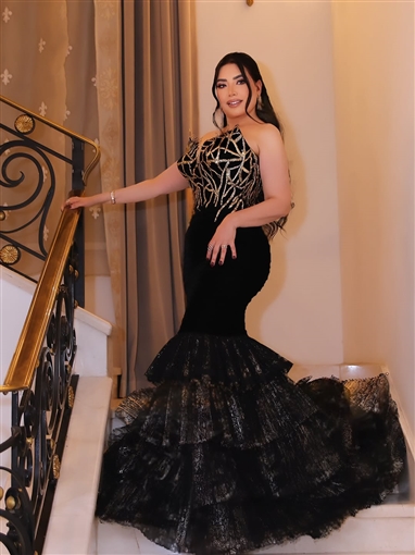 عبير صبري تلفت الأنظار بفستان أسود بتصميم حورية البحر في افتتاح مهرجان القاهرة السينمائي