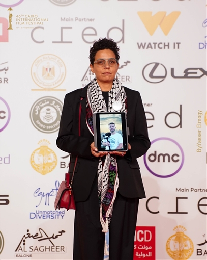 المخرجة مي سعد تحمل صورة زميلها المحاصر في غزة ... وتصفيق حار لفيلم ضايل عنا عرض بمهرجان القاهرة السينمائي