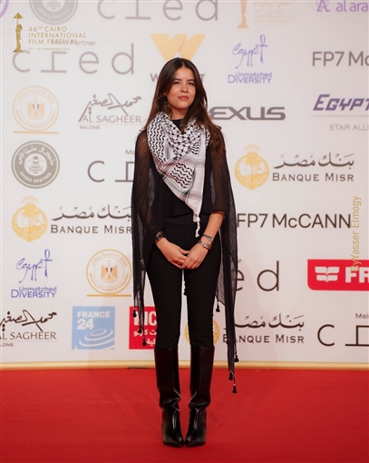 المخرجة مي سعد تحمل صورة زميلها المحاصر في غزة ... وتصفيق حار لفيلم ضايل عنا عرض بمهرجان القاهرة السينمائي