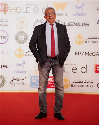 المخرجة مي سعد تحمل صورة زميلها المحاصر في غزة ... وتصفيق حار لفيلم ضايل عنا عرض بمهرجان القاهرة السينمائي