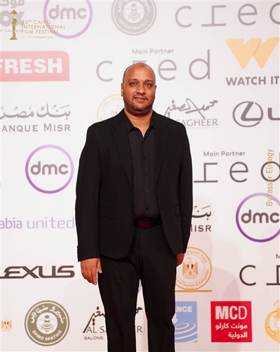 المخرجة مي سعد تحمل صورة زميلها المحاصر في غزة ... وتصفيق حار لفيلم ضايل عنا عرض بمهرجان القاهرة السينمائي