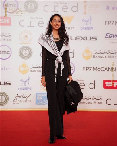 المخرجة مي سعد تحمل صورة زميلها المحاصر في غزة ... وتصفيق حار لفيلم ضايل عنا عرض بمهرجان القاهرة السينمائي