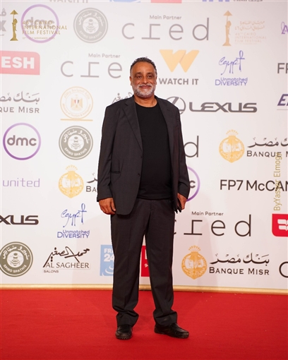 المخرجة مي سعد تحمل صورة زميلها المحاصر في غزة ... وتصفيق حار لفيلم ضايل عنا عرض بمهرجان القاهرة السينمائي