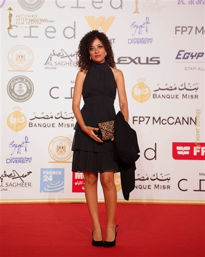 المخرجة مي سعد تحمل صورة زميلها المحاصر في غزة ... وتصفيق حار لفيلم ضايل عنا عرض بمهرجان القاهرة السينمائي