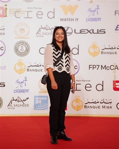 المخرجة مي سعد تحمل صورة زميلها المحاصر في غزة ... وتصفيق حار لفيلم ضايل عنا عرض بمهرجان القاهرة السينمائي