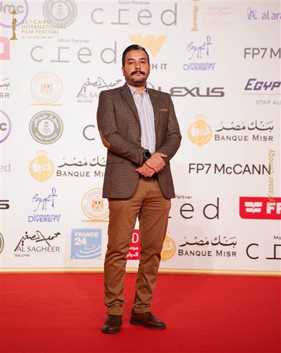 المخرجة مي سعد تحمل صورة زميلها المحاصر في غزة ... وتصفيق حار لفيلم ضايل عنا عرض بمهرجان القاهرة السينمائي