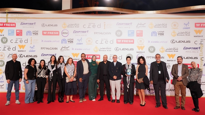 المخرجة مي سعد تحمل صورة زميلها المحاصر في غزة ... وتصفيق حار لفيلم ضايل عنا عرض بمهرجان القاهرة السينمائي