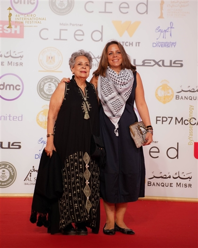 المخرجة مي سعد تحمل صورة زميلها المحاصر في غزة ... وتصفيق حار لفيلم ضايل عنا عرض بمهرجان القاهرة السينمائي