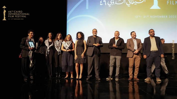 المخرجة مي سعد تحمل صورة زميلها المحاصر في غزة ... وتصفيق حار لفيلم ضايل عنا عرض بمهرجان القاهرة السينمائي