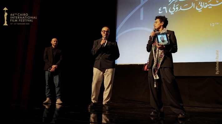 المخرجة مي سعد تحمل صورة زميلها المحاصر في غزة ... وتصفيق حار لفيلم ضايل عنا عرض بمهرجان القاهرة السينمائي