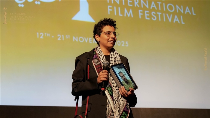 المخرجة مي سعد تحمل صورة زميلها المحاصر في غزة ... وتصفيق حار لفيلم ضايل عنا عرض بمهرجان القاهرة السينمائي