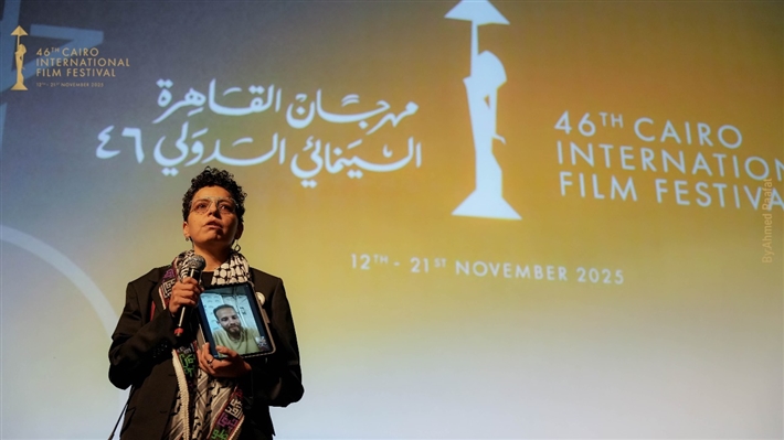 المخرجة مي سعد تحمل صورة زميلها المحاصر في غزة ... وتصفيق حار لفيلم ضايل عنا عرض بمهرجان القاهرة السينمائي