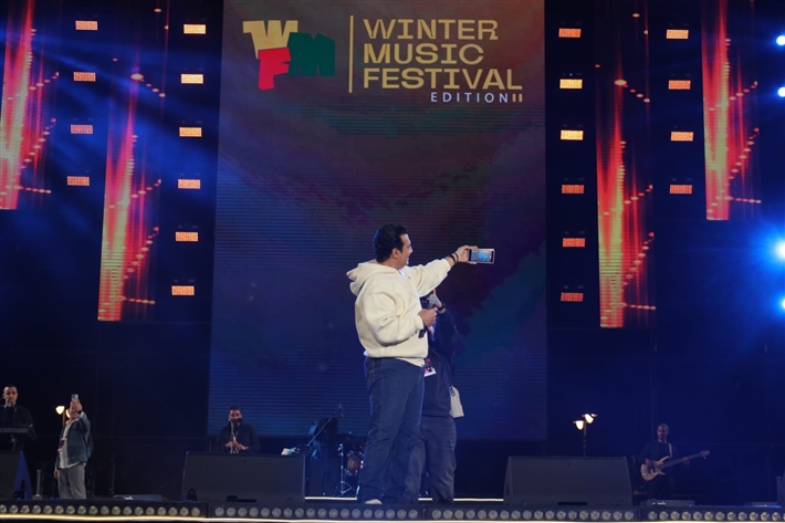 أعاد للجمهور ذكريات التسعينيات ... لقطات من حفل إيهاب توفيق بالقاهرة الجديدة