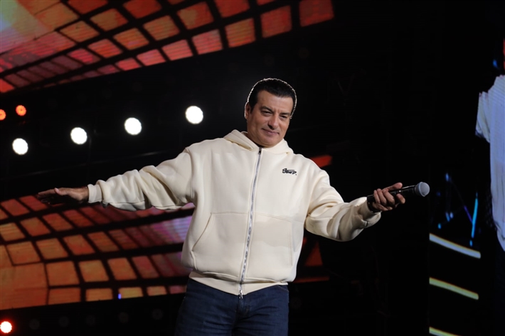 أعاد للجمهور ذكريات التسعينيات ... لقطات من حفل إيهاب توفيق بالقاهرة الجديدة