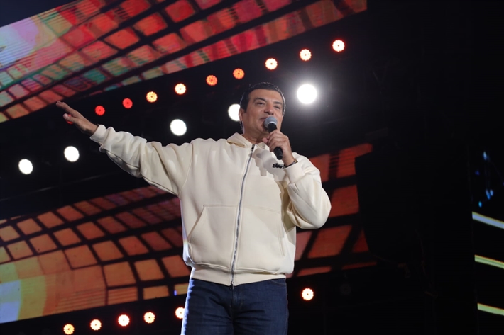 أعاد للجمهور ذكريات التسعينيات ... لقطات من حفل إيهاب توفيق بالقاهرة الجديدة