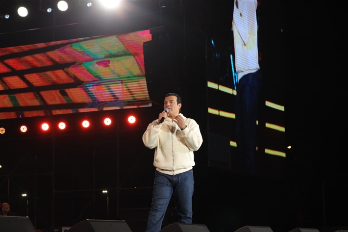 أعاد للجمهور ذكريات التسعينيات ... لقطات من حفل إيهاب توفيق بالقاهرة الجديدة