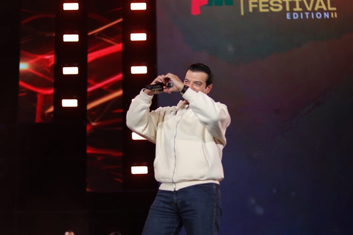 أعاد للجمهور ذكريات التسعينيات ... لقطات من حفل إيهاب توفيق بالقاهرة الجديدة