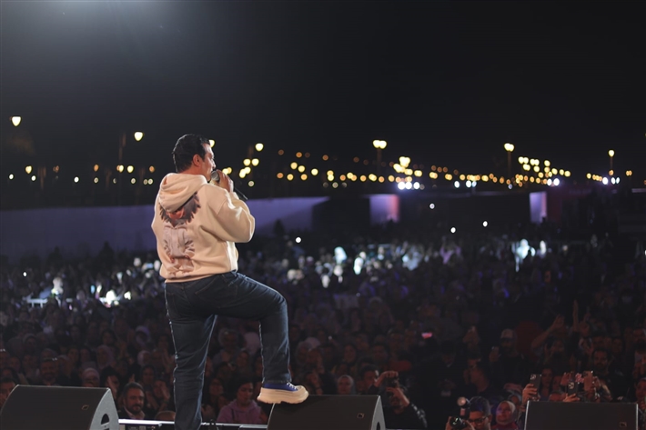 أعاد للجمهور ذكريات التسعينيات ... لقطات من حفل إيهاب توفيق بالقاهرة الجديدة