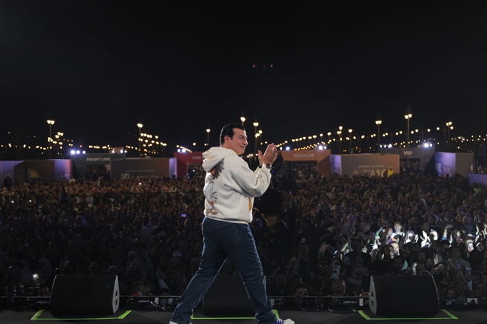 أعاد للجمهور ذكريات التسعينيات ... لقطات من حفل إيهاب توفيق بالقاهرة الجديدة