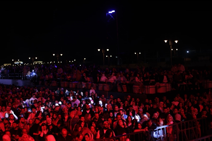 أعاد للجمهور ذكريات التسعينيات ... لقطات من حفل إيهاب توفيق بالقاهرة الجديدة