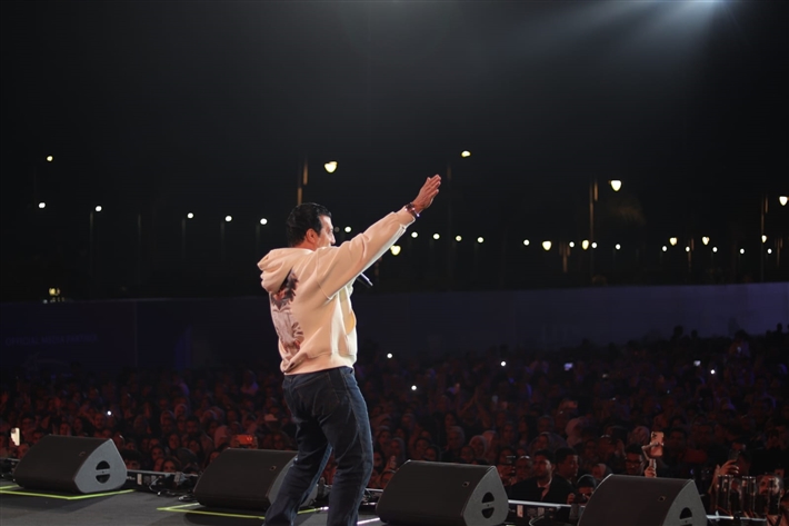 أعاد للجمهور ذكريات التسعينيات ... لقطات من حفل إيهاب توفيق بالقاهرة الجديدة